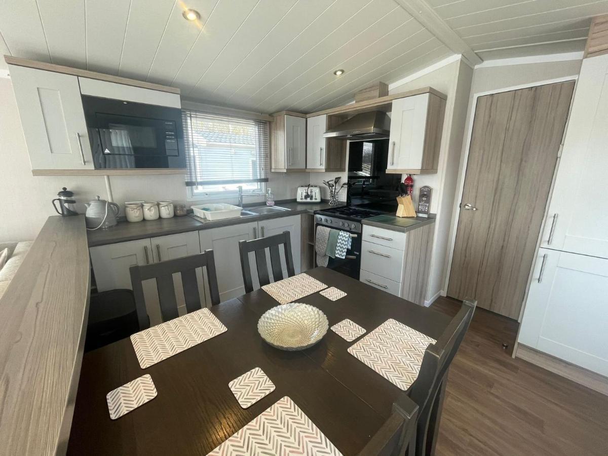 Lakeside Retreat 3 With Hot Tub, Private Fishing Peg Situated At Tattershall Lakes Country Park Dış mekan fotoğraf