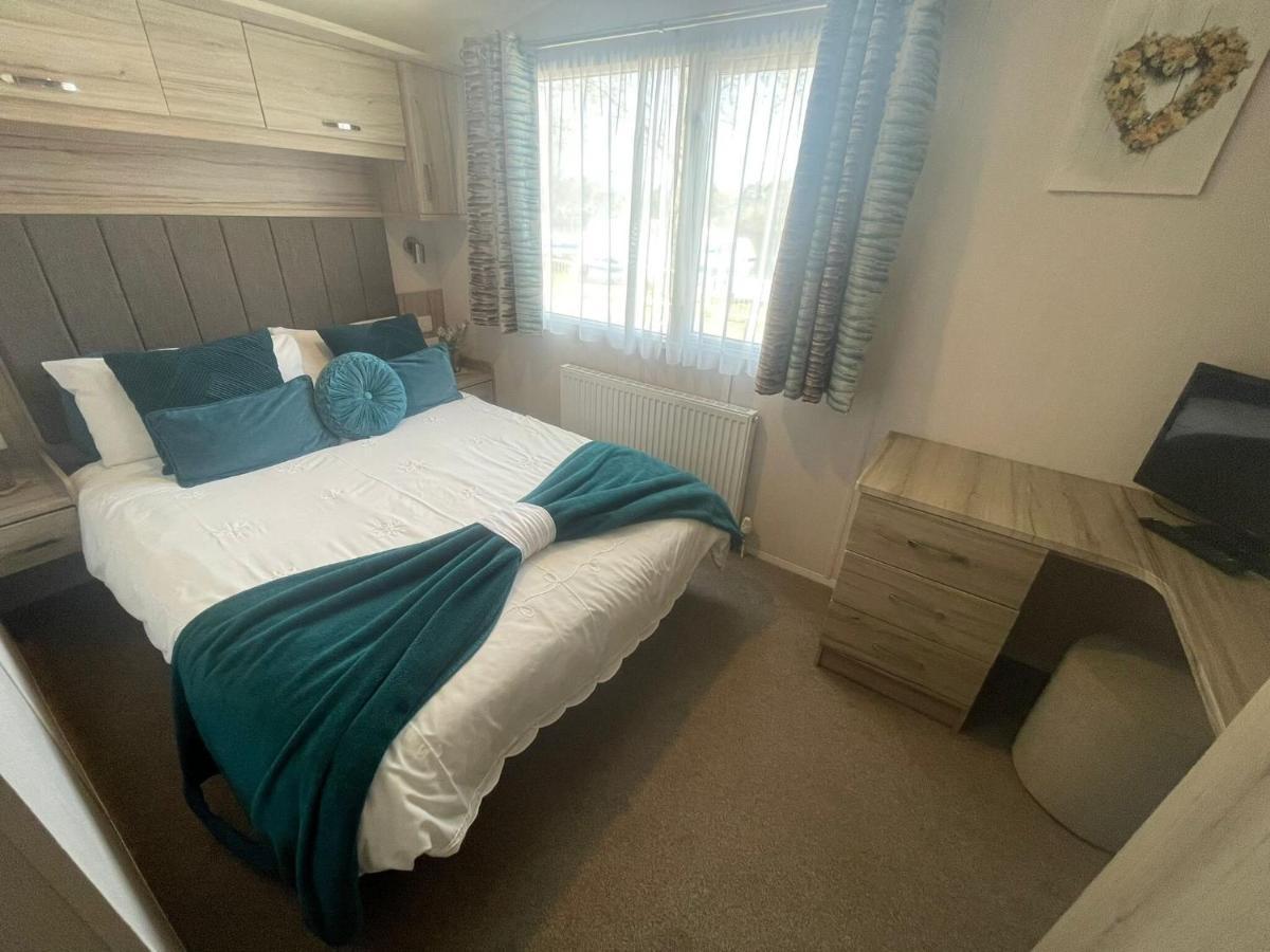 Lakeside Retreat 3 With Hot Tub, Private Fishing Peg Situated At Tattershall Lakes Country Park Dış mekan fotoğraf