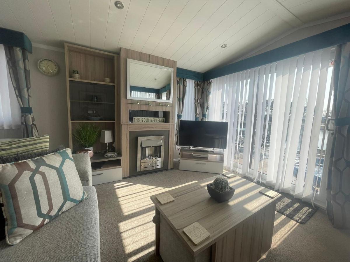 Lakeside Retreat 3 With Hot Tub, Private Fishing Peg Situated At Tattershall Lakes Country Park Dış mekan fotoğraf