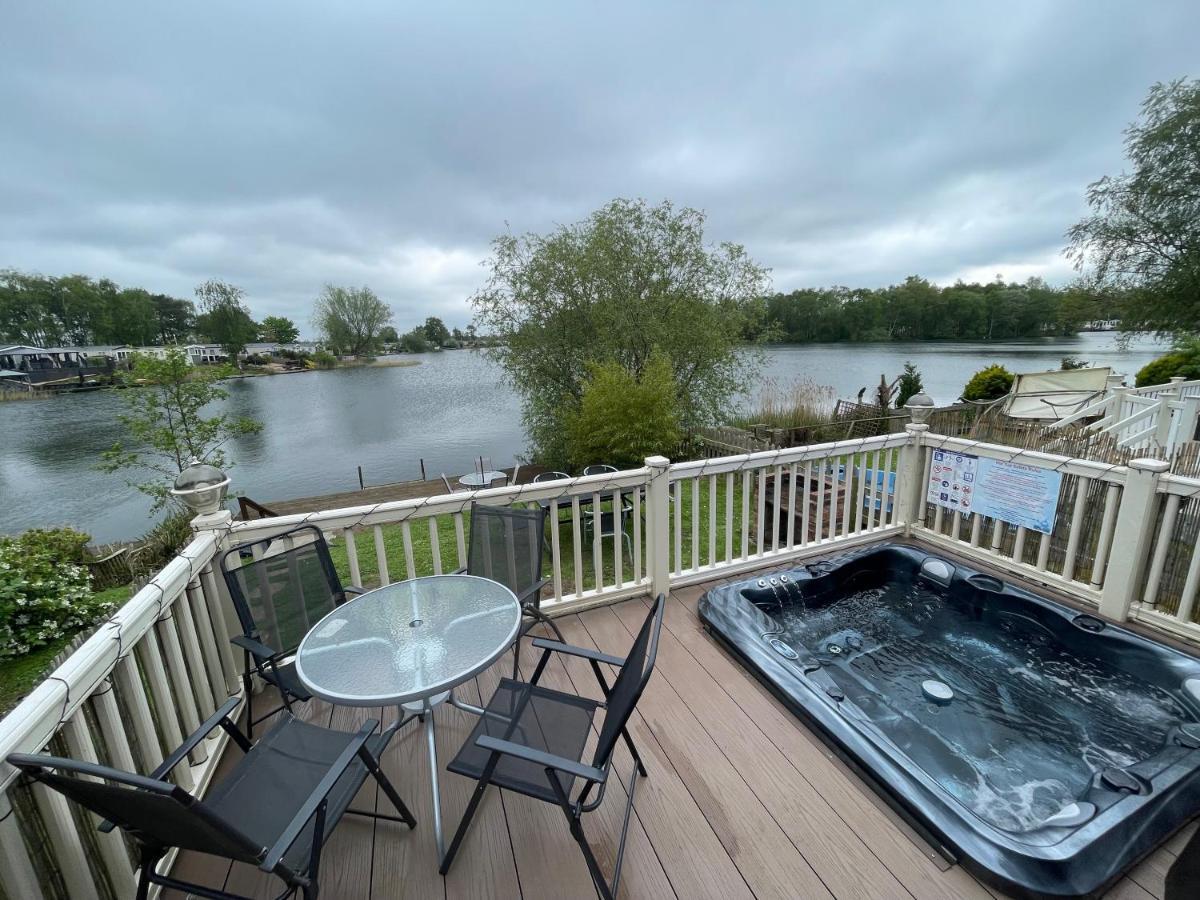 Lakeside Retreat 3 With Hot Tub, Private Fishing Peg Situated At Tattershall Lakes Country Park Dış mekan fotoğraf