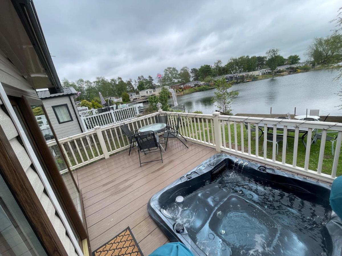 Lakeside Retreat 3 With Hot Tub, Private Fishing Peg Situated At Tattershall Lakes Country Park Dış mekan fotoğraf