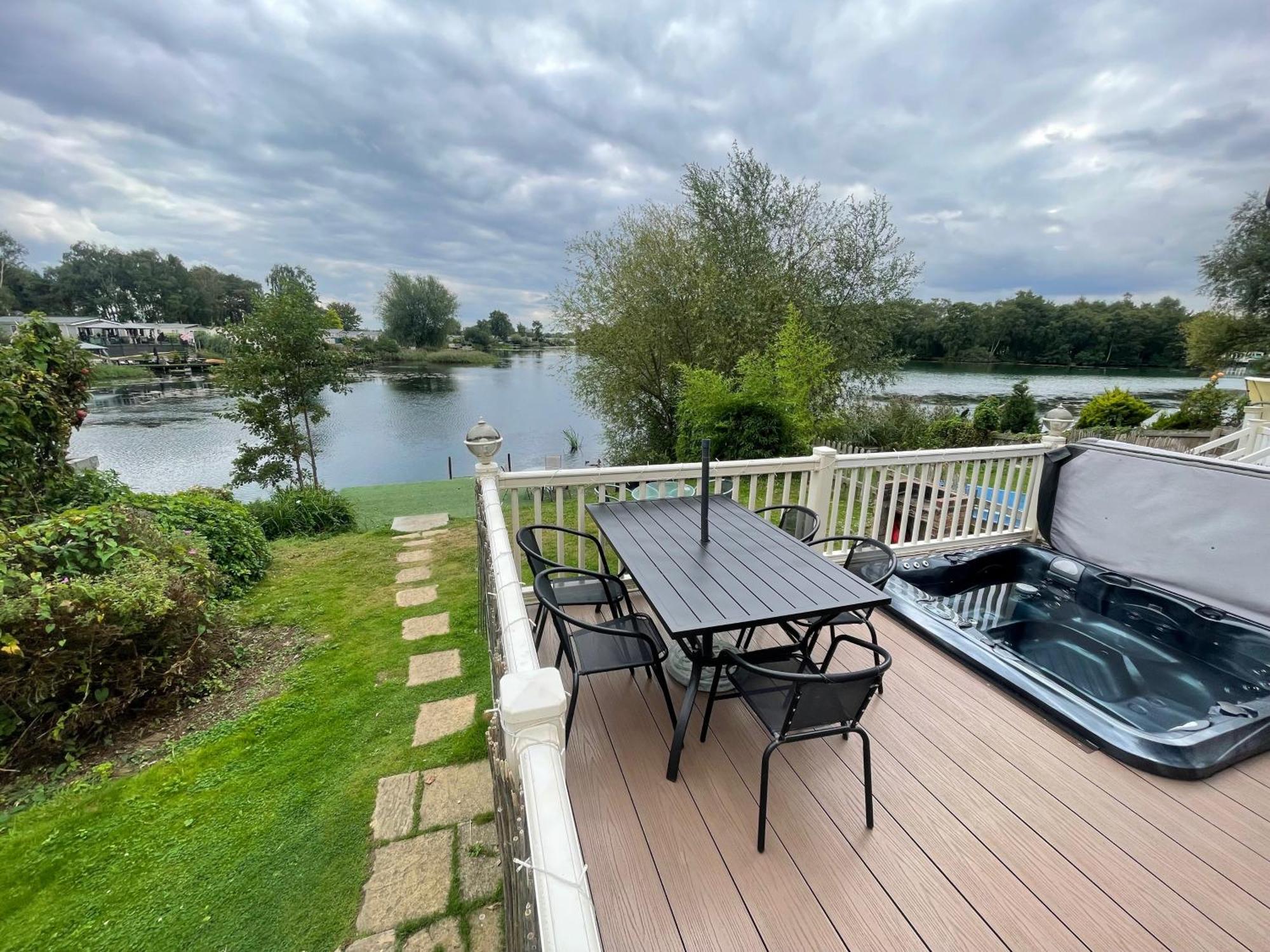 Lakeside Retreat 3 With Hot Tub, Private Fishing Peg Situated At Tattershall Lakes Country Park Dış mekan fotoğraf